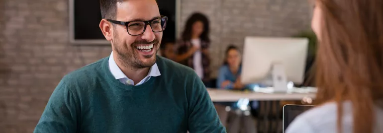 Personne souriante dans un bureau moderne.