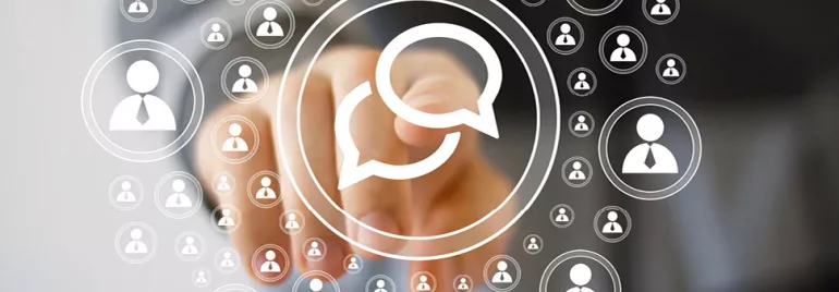 Main qui touche un écran avec des icônes de communication.