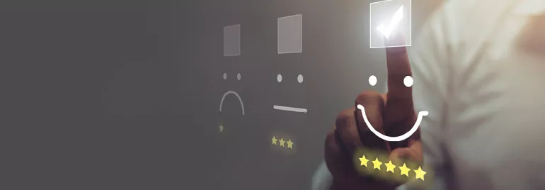 Main montre une icône sourire avec cinq étoiles.