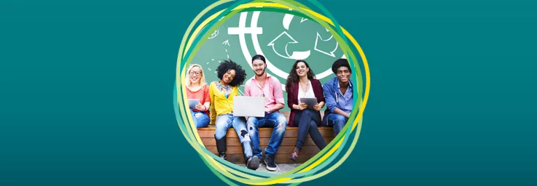 Groupe de personnes assises avec des appareils électroniques.