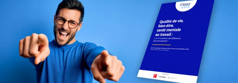 Personne souriante pointant vers l'avant avec une affiche Moodwork à droite.