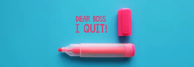 Stylo rose sur fond bleu avec le texte 'Cher patron, je démissionne!'