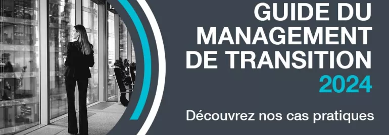 Personne regardant par la fenêtre d'un bureau moderne.