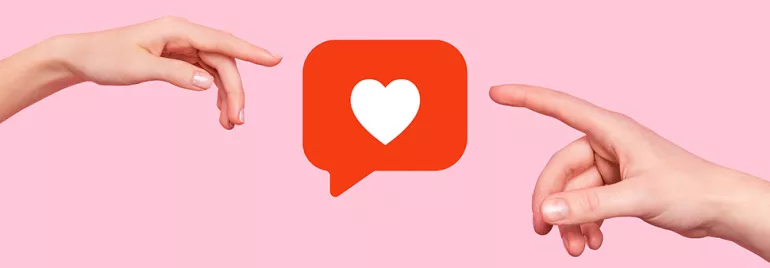 Deux mains s'approchent d'une bulle de dialogue avec un cœur.