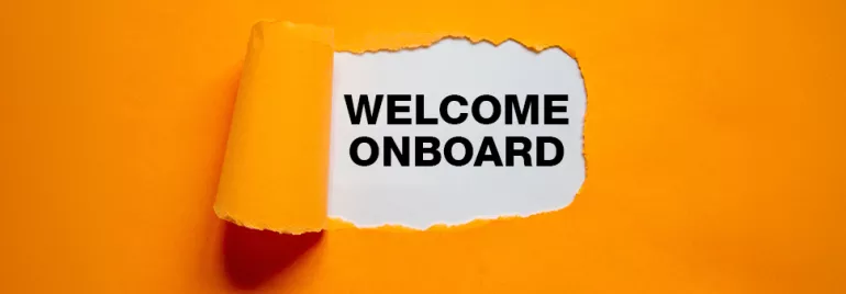 Texte 'Welcome Onboard' sur fond orange avec coin déchiré.