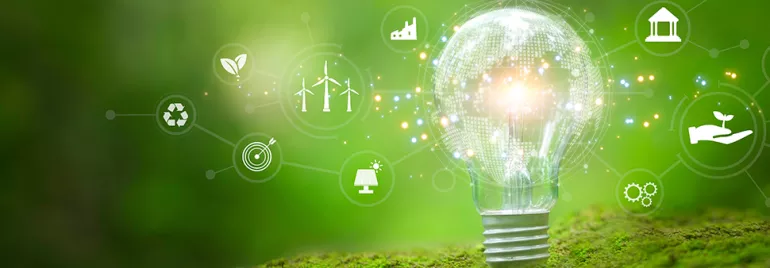 Ampoule sur fond vert avec icônes d'énergie durable.