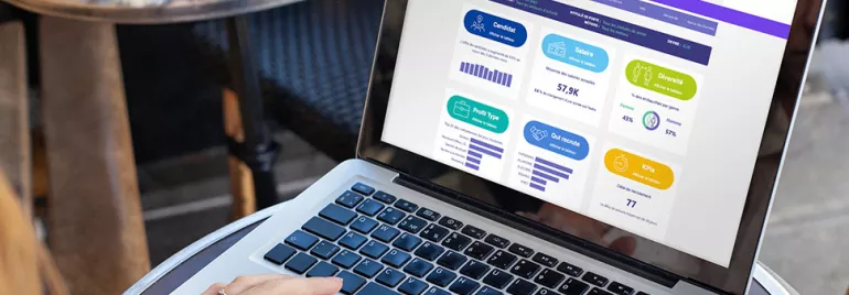 Personne utilisant un ordinateur portable avec des graphiques à l'écran.