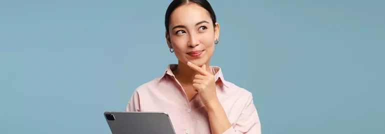 Personne pensant avec une tablette à la main, fond bleu.