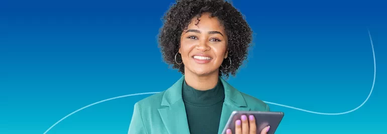 femme souriante habillée en vert
