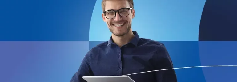 Homme sur sa tablette