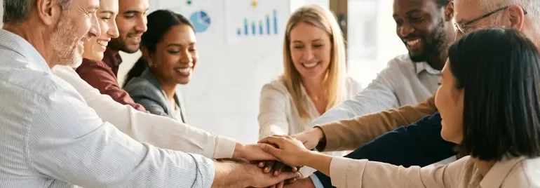 Manager bienveillant en réunion d'équipe, ambiance collaborative et positive 