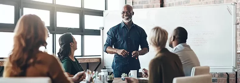 Un manager leader qui parle devant ses équipes