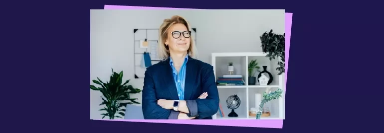 Femme en réflexion devant son bureau