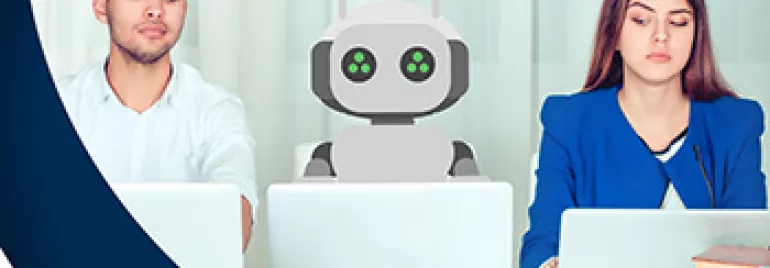 Deux personnes et un robot assis à une table avec des ordinateurs portables.