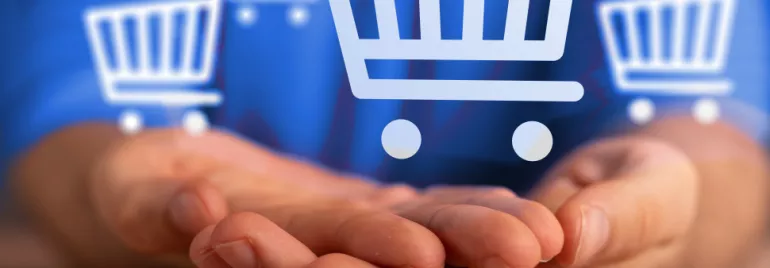 Mains ouvertes tenant des icônes de chariot d'achat.
