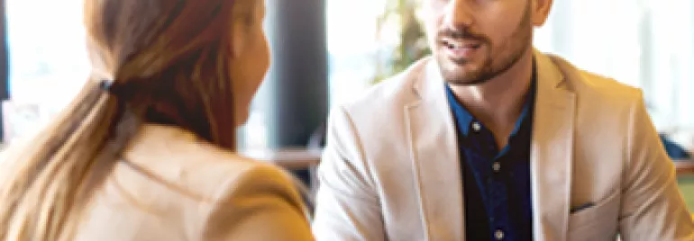 Deux personnes discutant dans un café.
