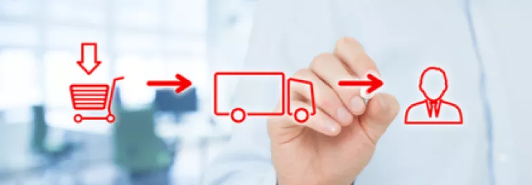 Personne dessinant un processus logistique sur un écran transparent.