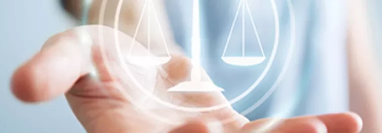Une main tendue avec une balance holographique flottante.