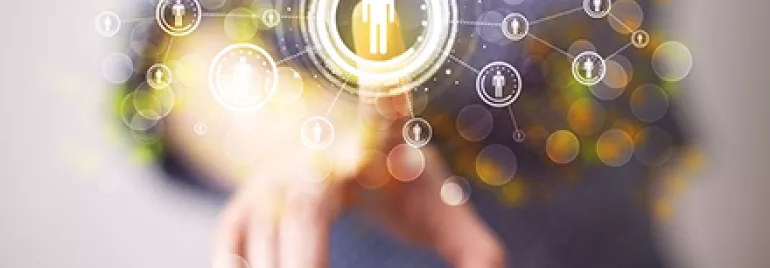 Personne touchant un hologramme avec des symboles de réseau autour.