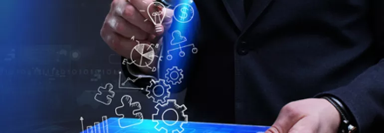 Personne utilisant une tablette avec des icônes d'audit.