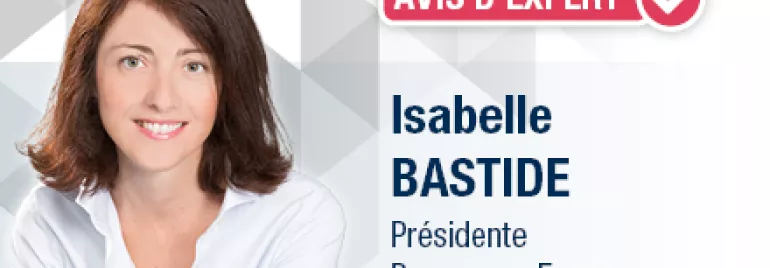 Portrait d'une personne souriante sur fond géométrique.