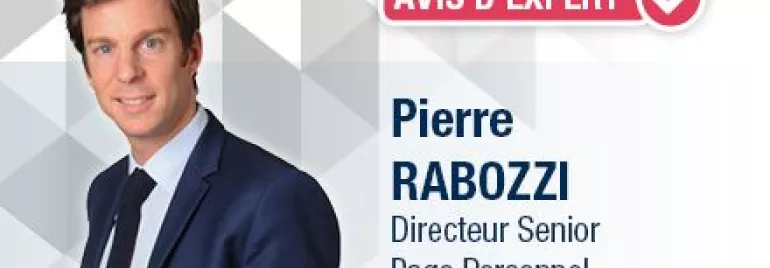 Homme en costume souriant avec une étiquette 'Avis d'Expert'.