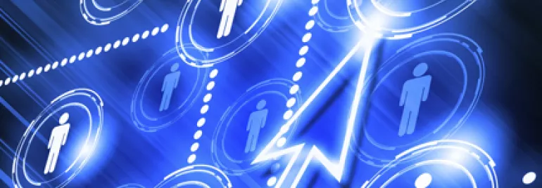 Icônes de personnes sur un fond digital bleu avec une flèche.