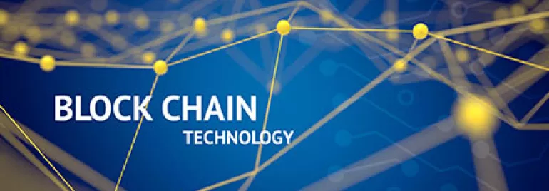 Illustration de la technologie blockchain avec des connexions dorées sur fond bleu.