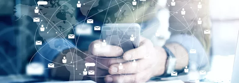 Personne utilisant un téléphone portable, icônes d'e-mail autour.