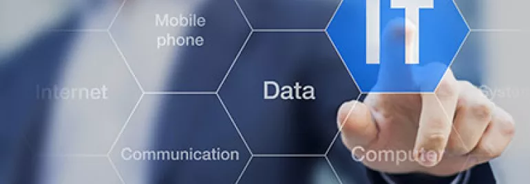 Finger sur un écran tactile affichant des termes liés à la technologie de l'information.