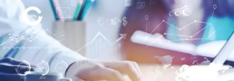 Personne utilisant un ordinateur portable avec des graphiques d'affaires en superposition.
