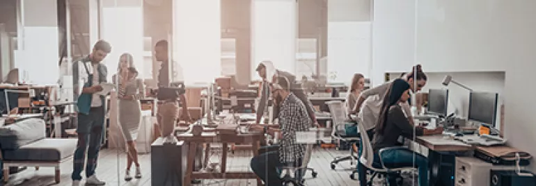 Des personnes travaillant dans un espace de bureau ouvert.