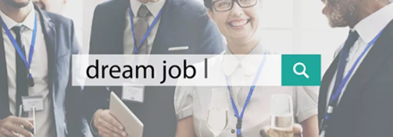 Personnes discutant à un événement professionnel, recherche d'emploi de rêve.