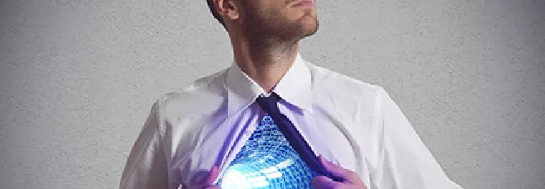 Personne ouvrant sa chemise pour révéler une lumière bleue.
