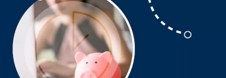 Cochon tirelire rose sur une table en bois avec arrière-plan flou.