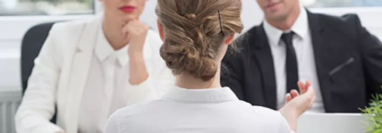 Personne en entretien avec deux recruteurs.