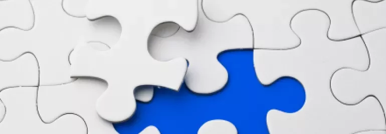 Pièce de puzzle blanche manquante sur fond bleu.