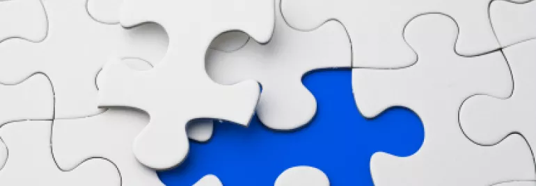 Pièce de puzzle blanche manquante sur fond bleu.