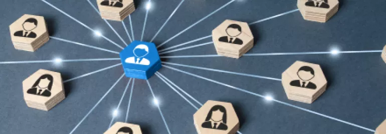 Diagramme de réseau connecté avec des figurines en bois.