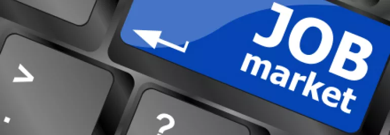 Clavier avec touche bleue indiquant 'Job market'.