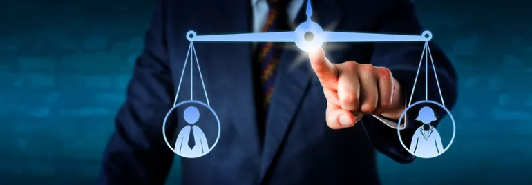Personne touchant une balance numérique représentant l'égalité.