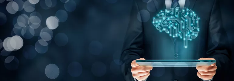 Personne en costume tenant une tablette numérique avec un cerveau virtuel.