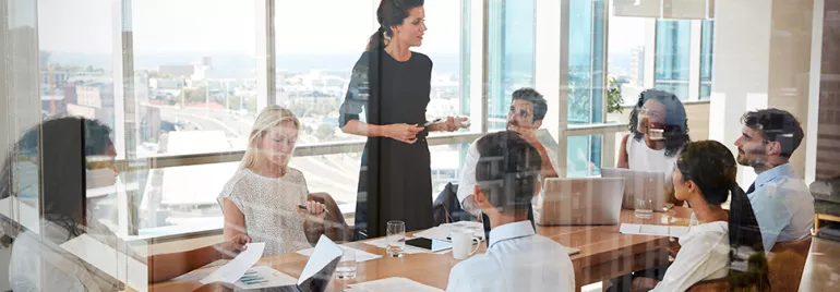 Réunion d'équipe dans une salle de conférence moderne.