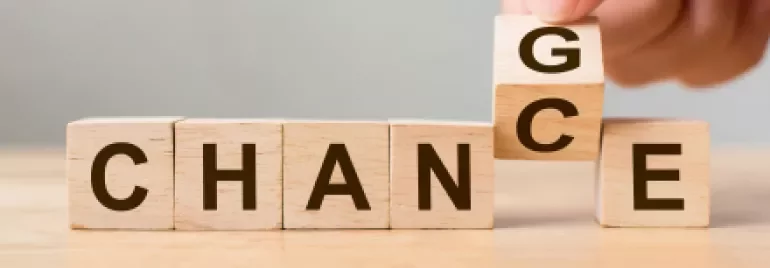 Des cubes en bois épelant le mot 'CHANGE'.