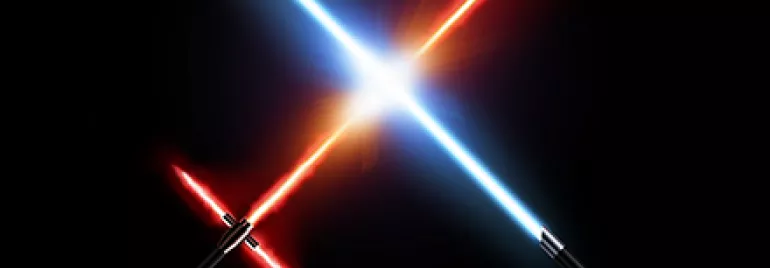 Deux sabres laser croisés, un rouge et un bleu, sur fond noir.