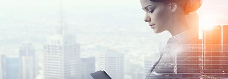 Personne regardant une tablette numérique, avec une ville en arrière-plan.
