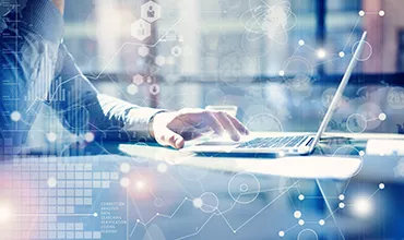 Personne utilisant un ordinateur portable avec des graphiques technologiques en arrière-plan.