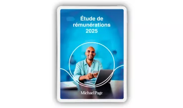 Couverture de l'étude de rémunérations 2025, personne souriante avec un ordinateur portable.