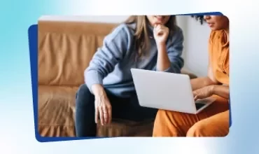 Carreau promotionnel tiré de Talent Trends 2026 représentant deux femmes pointant du doigt un écran d'ordinateur