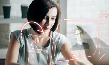 Personne utilisant une interface virtuelle sur une tablette.